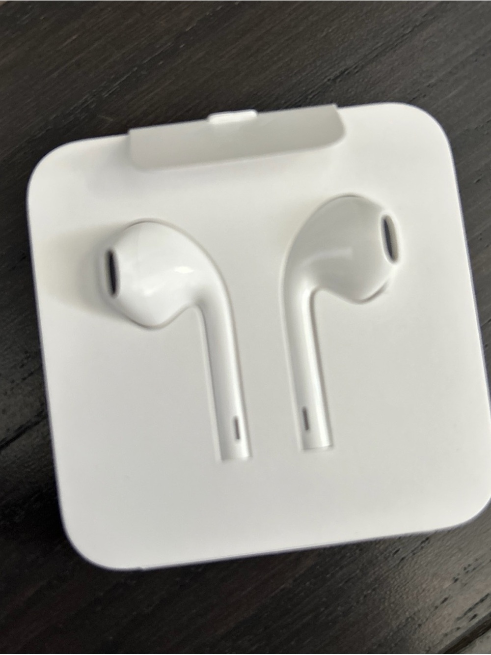 Apple White Wired Earbuds with Built-In Microphone